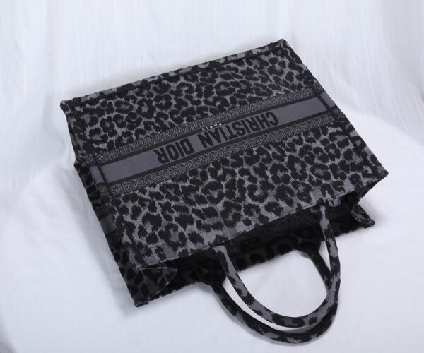 Dior Book Tote Leopard Handbag - Image 4
